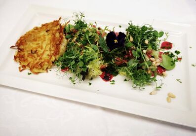 Basischer Gemüse-Kartoffelrösti an Blattsalate mit Walnussdressing von Rosenalp Oberstaufen