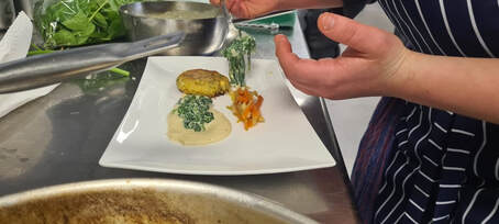  Kichererbsen-Laibchen auf Petersilienwurzel-Pastinaken-Püree mit Rahmspinat und glasiertem Gemüse