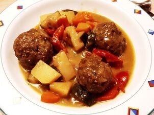 Gemüse-Curry mit Fleischbällchen